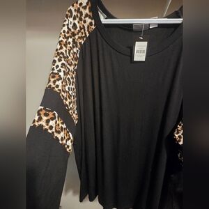 Avenue Women's Tunic Top Size 26/28 New Tags Black Leopard Sleeve Design